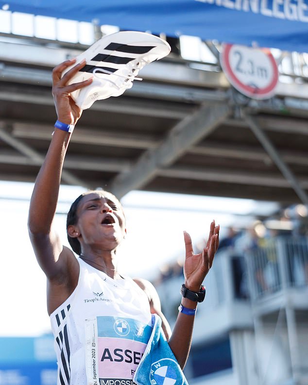Tigist Assefa (en la foto) rompió el récord mundial de maratón femenino, por dos minutos del antiguo récord, con sus zapatos, y un par de Adidas Adizero Adios Pro Evo 1 de £ 400 se le atribuye haberla ayudado a lograrlo.